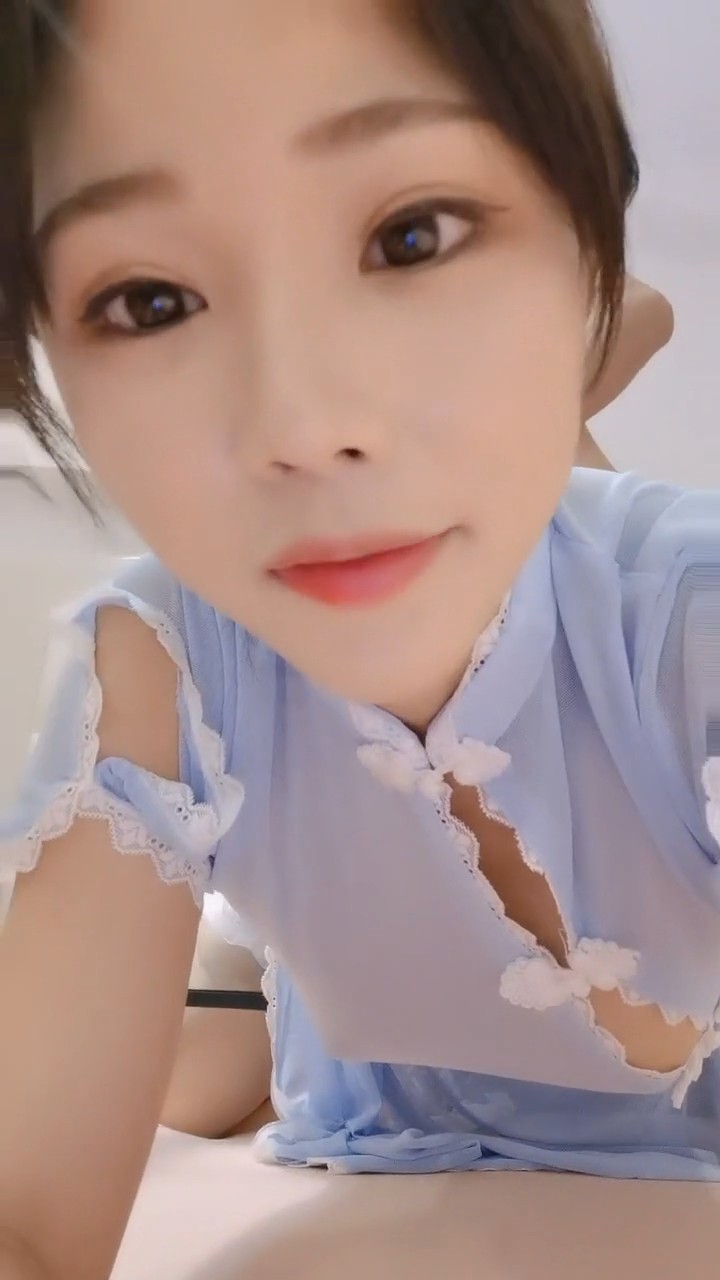 情趣旗袍极品美女，黑白丝袜足交，大屌炮友深喉，扶细腰干美臀，...