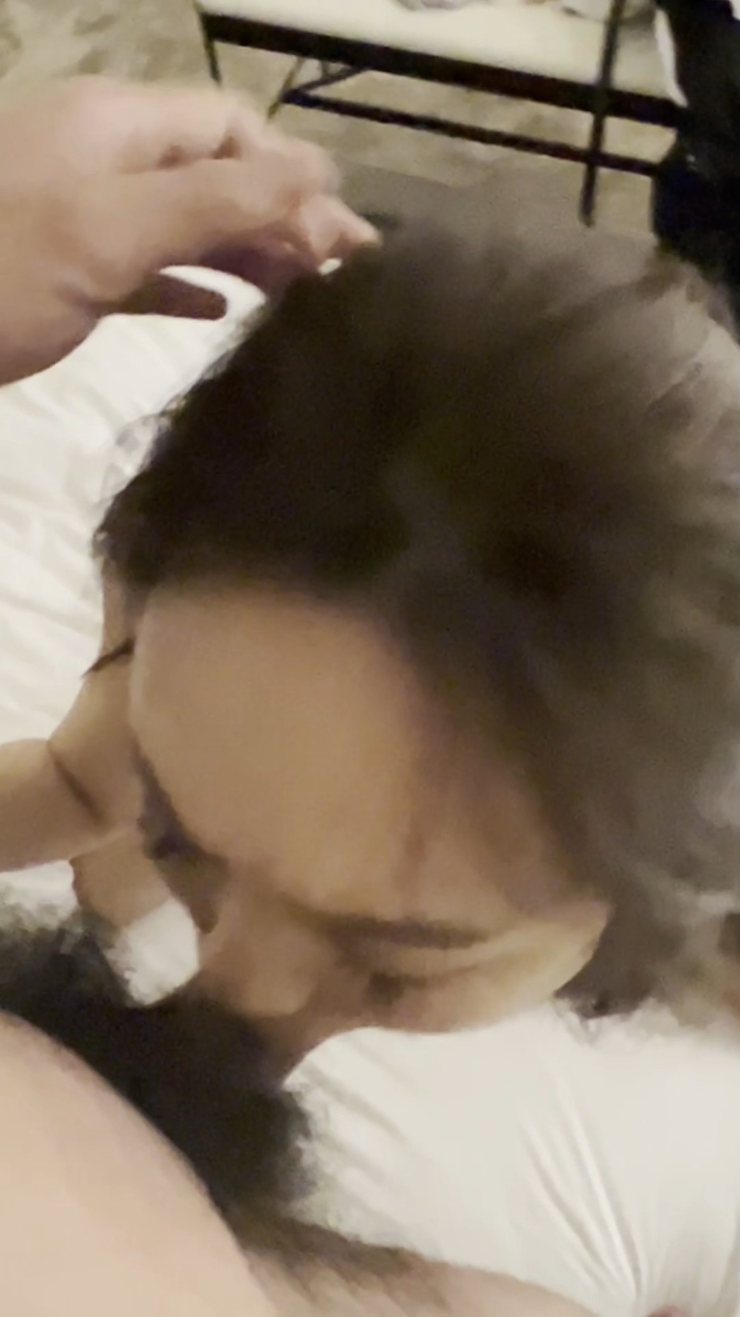 喜欢玩抖音的美少妇穿上紫丝情趣装被金主狗链手铐齐上阵抽插调教