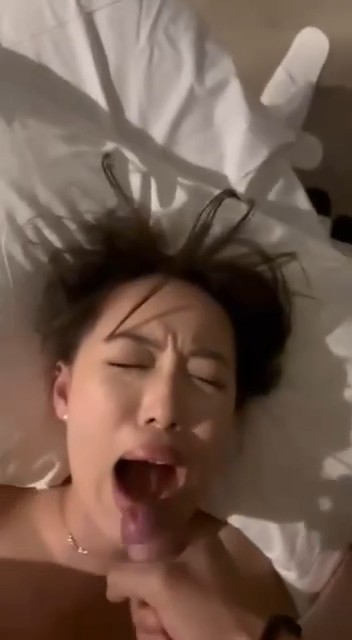 极品骚货张大嘴巴等待精液全部射出来