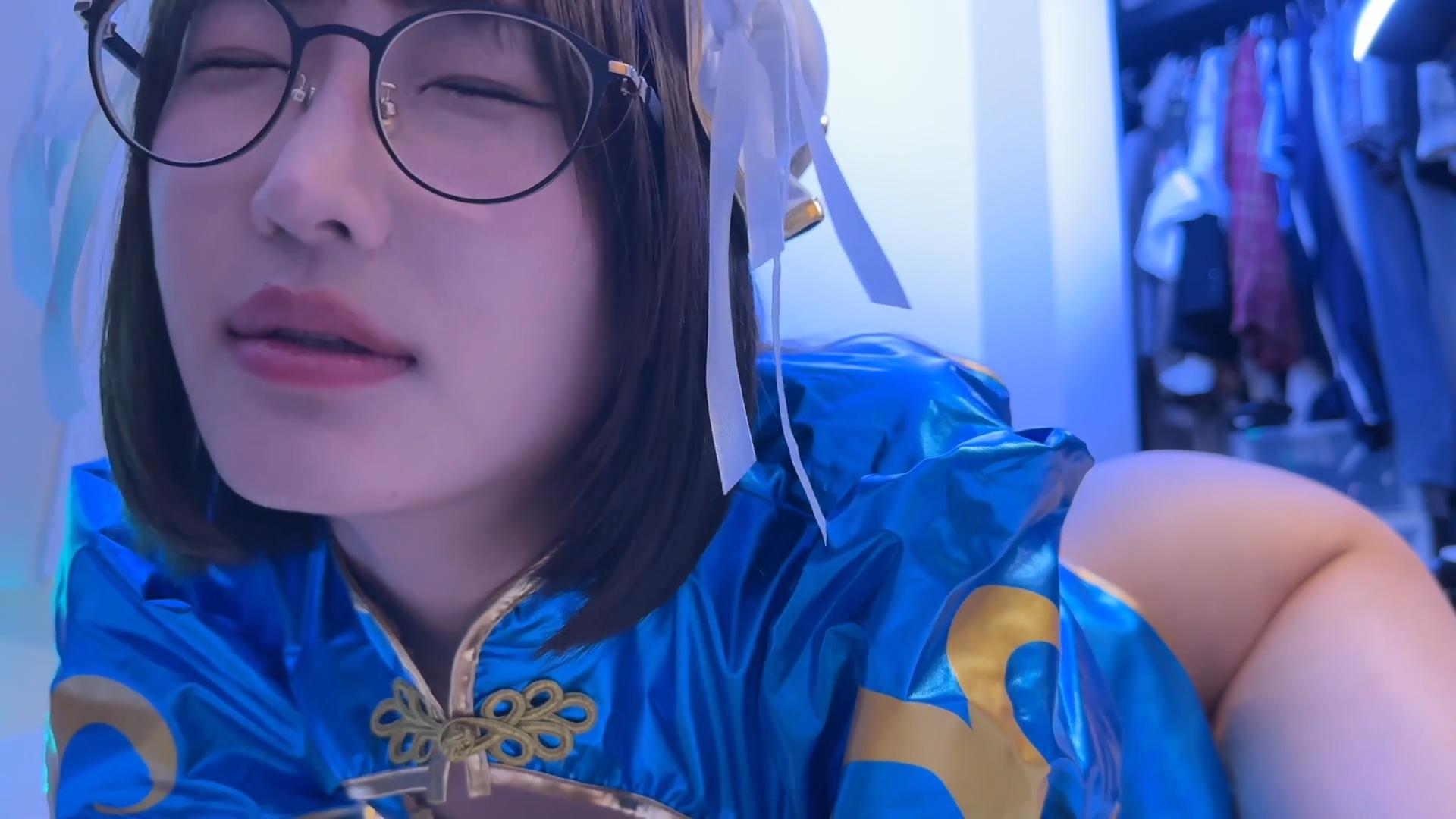 反差眼镜女，平时斯文，做爱的时候却很骚，道具口交样样精通