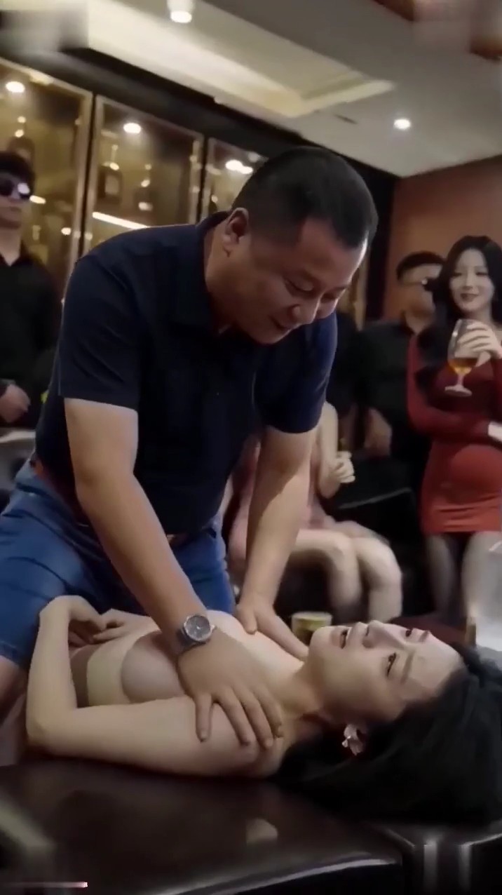 小白花的堕落1  学费交不起，她进了夜店。老板灌到她腿软，手...