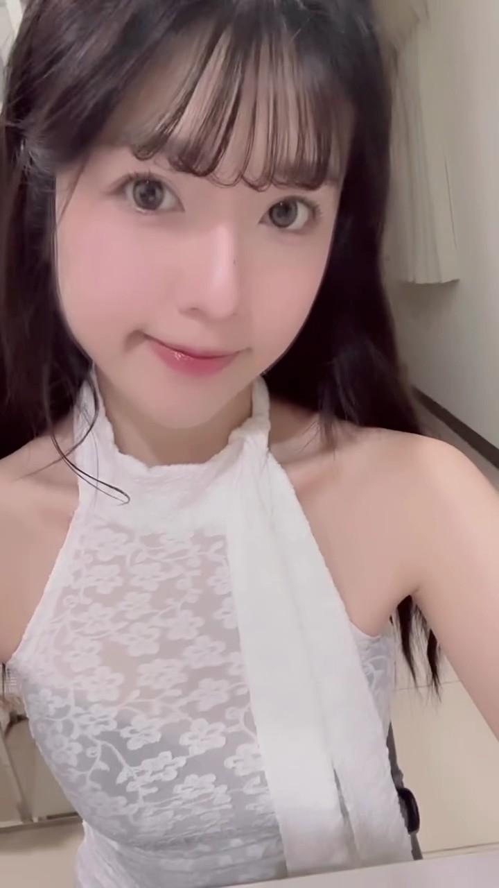 颜值超顶奶子又白又大，在床上被干到奶子乱乎 眼神迷离发骚
