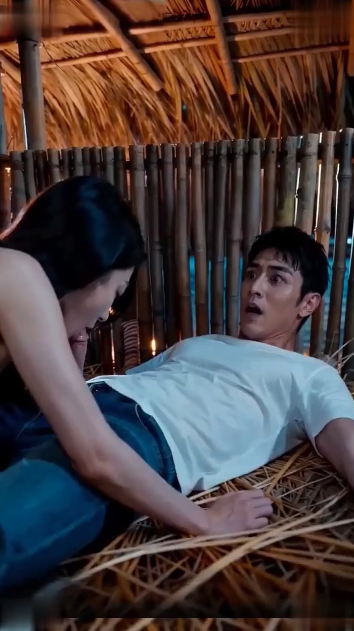 荒岛美人劫EP1：第一天还在说体面。第三天开始抢着把人往身上...