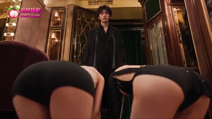 《芭蕾世家的乱伦晚宴》第一集 芭蕾服居然全是开档设计 肉棒小...