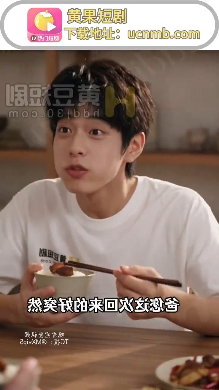 《兄弟妈妈好好操》 我上了兄弟的妈妈，从那天起客厅